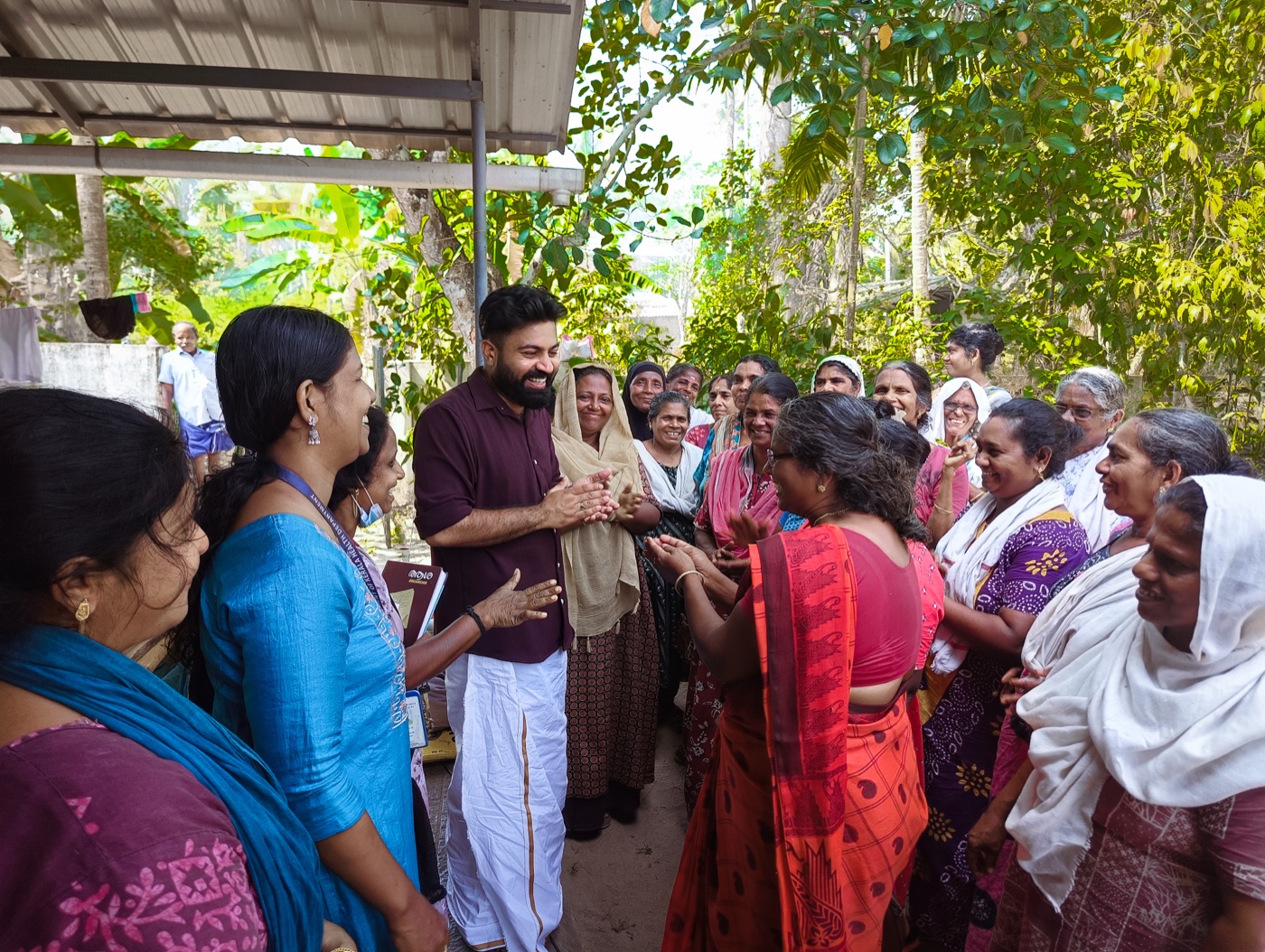 തൊഴിലുറപ്പ് തൊഴിലാളികളോടൊപ്പം